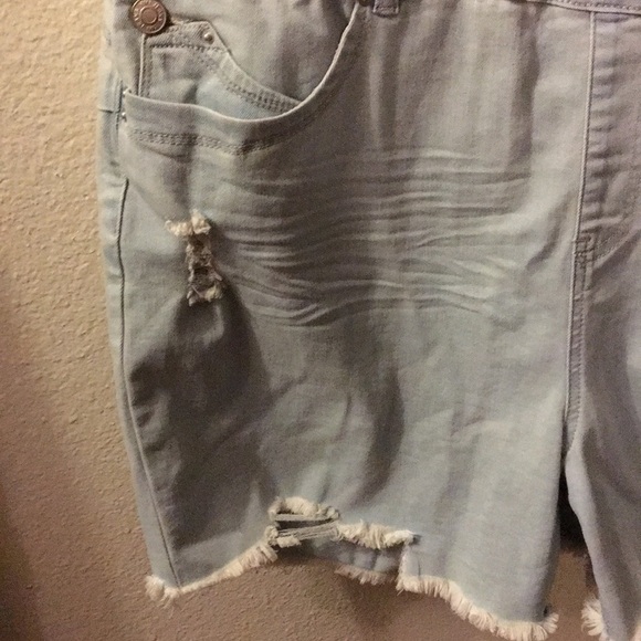 NWT YMI Curvy Fit Shortalls Light Wash Distressed - Picture 6 of 14